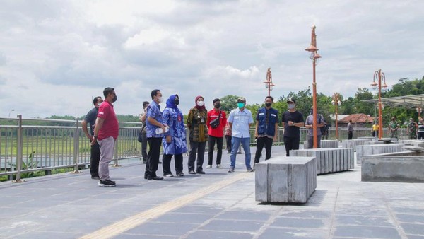 Betapa tidak, lanjutnya, dengan adanya mitos tersebut, prostitusi mulai tumbuh di kawasan wisata Gunung Kemukus. Bahkan beberapa waktu terahir mulai tumbuh warung-warung yang menjajakan jasa karaoke sebagai kedok. Betapa tidak, lanjutnya, dengan adanya mitos tersebut, prostitusi mulai tumbuh di kawasan wisata Gunung Kemukus. Bahkan beberapa waktu terahir mulai tumbuh warung-warung yang menjajakan jasa karaoke sebagai kedok.