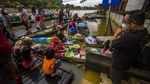 Objek Wisata Pasar Apung Banjarmasin Buka Lagi