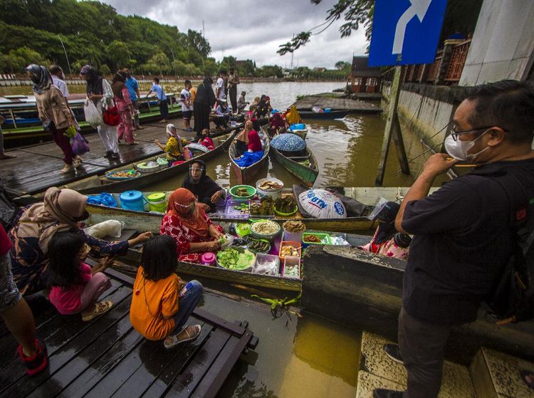 Objek Wisata Pasar Apung Banjarmasin Buka Lagi