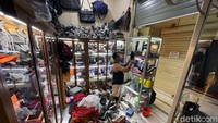 Pasar Ular Tanjung Priok, Jakarta Utara, terkenal dengan barang dagangan merek Internasional harga miring alias terjangkau oleh kantong masyarakat khususnya yang bermukim di Jakarta Utara.