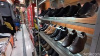 Busana merek ternama seperti zara, guess, quicksilver dari kaos, kemeja, sampai jaket, semuanya ada. Celana jeans levis, wrangler dan banyak lagi merek luar negeri.