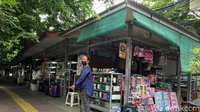 Sejak maraknya penjulana online, Pasar Ular, Tanjung Priok yang dahulu jadi langganan warga, kini kerap sepi pengunjung. Begini potretnya.
