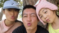 Lucunya pose mereka bertiga sambil memoyongkan bibirnya. Foto: @edcee3000/ Instagram