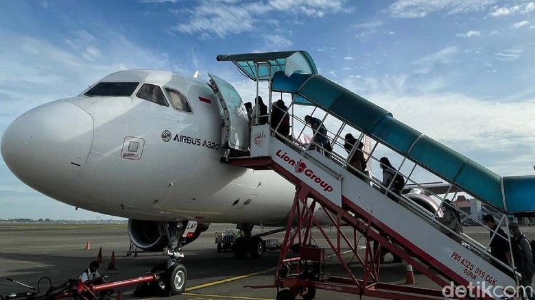 PPKM Level 3 Diterapkan di Libur Nataru, Begini Suasana Bandara Soetta Pemerintah berencana menerapkan PPKM Level 3 di libur Natal dan tahun baru mendatang. Begini suasana Bandara Soekarno Hatta, jelang Nataru.