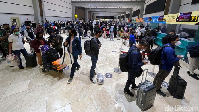 Pemerintah berencana menerapkan PPKM Level 3 di libur Natal dan tahun baru mendatang. Begini suasana Bandara Soekarno Hatta, jelang Nataru.