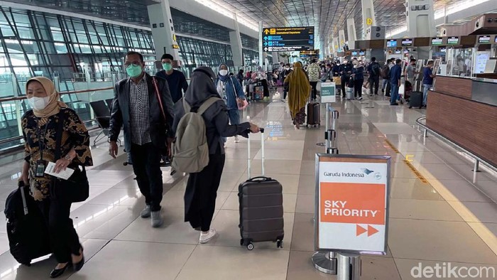 Pemerintah berencana menerapkan PPKM Level 3 di libur Natal dan tahun baru mendatang. Begini suasana Bandara Soekarno Hatta, jelang Nataru.