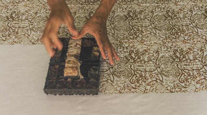 PRODUKSI BATIK DEPOK Pekerja menyelesaikan pembuatan batik tulis di Batik Tradjumas, Pengasinan, Depok, Jawa Barat, Minggu (28/11/2021). Produksi batik khas Kota Depok seperti Gong Si Bolong, Tugu Batu, Belimbing Dewa dan Ikan Hias tersebut mencapai 500 lembar per bulan yang dijual Rp200 ribu hingga Rp2 juta per lembar (2,1 meter) tergantung cara pembuatan dan tingkat kesulitan. ANTARA FOTO/Asprilla Dwi Adha/nym.