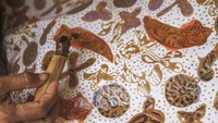 Pekerja menyelesaikan pembuatan batik tulis di Batik Tradjumas, Pengasinan, Depok, Jawa Barat, Minggu (28/11/2021).