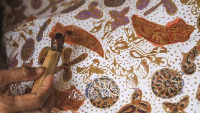 PRODUKSI BATIK DEPOK Pekerja menyelesaikan pembuatan batik tulis di Batik Tradjumas, Pengasinan, Depok, Jawa Barat, Minggu (28/11/2021). Produksi batik khas Kota Depok seperti Gong Si Bolong, Tugu Batu, Belimbing Dewa dan Ikan Hias tersebut mencapai 500 lembar per bulan yang dijual Rp200 ribu hingga Rp2 juta per lembar (2,1 meter) tergantung cara pembuatan dan tingkat kesulitan. ANTARA FOTO/Asprilla Dwi Adha/nym.