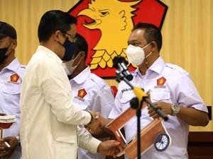 Resmikan Kantor Gerindra Semarang, Sugiono Salurkan 56 Gerobak Angkringan