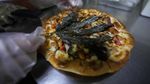 Resto di Thailand Sajikan Pizza Topping Ganja