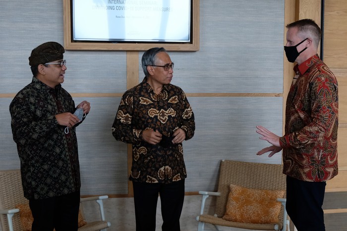 SEMINAR INTERNASIONAL HUT KE-10 OJK DI BALI Wakil Menteri Keuangan Suahasil Nazara (kiri) dan Ketua Dewan Komisioner Otoritas Jasa Keuangan (OJK) Wimboh Santoso (tengah) berbincang dengan Senior Resident Representative for Indonesia IMF James P Walsh (kanan) usai berfoto bersama saat pembukaan seminar internasional