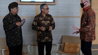 Wakil Menteri Keuangan Suahasil Nazara (kiri) dan Ketua Dewan Komisioner Otoritas Jasa Keuangan (OJK) Wimboh Santoso (tengah) berbincang dengan Senior Resident Representative for Indonesia IMF James P Walsh (kanan) usai berfoto bersama saat pembukaan seminar internasional Unwinding COVID-19 Support Measures: Global and Regional Perspectives.