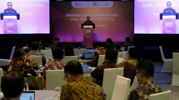 SEMINAR INTERNASIONAL HUT KE-10 OJK DI BALI Wakil Menteri Keuangan Suahasil Nazara (kiri) dan Ketua Dewan Komisioner Otoritas Jasa Keuangan (OJK) Wimboh Santoso (tengah) berbincang dengan Senior Resident Representative for Indonesia IMF James P Walsh (kanan) usai berfoto bersama saat pembukaan seminar internasional
