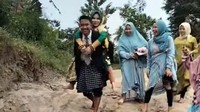 Tak Ada Jembatan, Pengantin Pria di Polman Rela Gendong Istri Seberangi Sungai