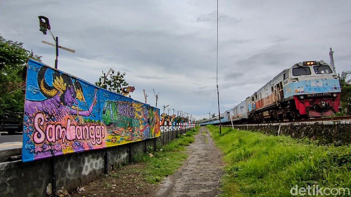 Sepanjang jalur KA NYIA di Kulon Progo warna-warni dihiasi ornamen seni dan budaya, Minggu (28/11/2021).
