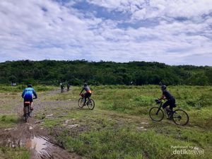 Serunya Bersepeda di Tepi Sungai Cisadane