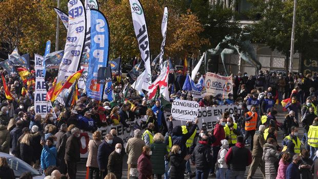 A protester dressed in an old style uniform marches during a police protest in Madrid, Spain, Saturday, Nov. 27, 2021. Tens of thousands of Spanish police officers and their supporters rallied in Madrid on Saturday to protest against government plans to reform a controversial security law known by critics as the “gag law.” (AP Photo/Paul White)
