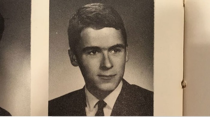 Ted Bundy semasa muda (CNN)