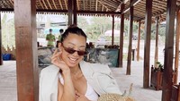 Siapa sangka, Jennifer ternyata penggemar berat durian. Bahkan tak hanya mampu menghabiskan satu durian, dia bisa menghabiskan dua durian lebih. Foto: Instagram @jenniferbachdim