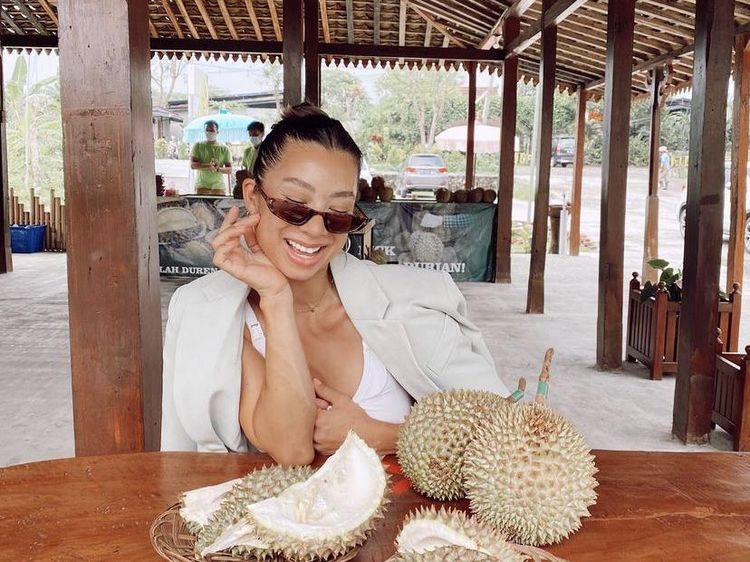 Tinggal di Bali, Jennifer Bachdim Jadi Penggemar Berat Es Kelapa Segar