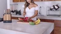 Selama masa kehamilan anak ketiganya, Jennifer juga rutin memasan aneka makanan hingga buah dan smoothies yang sehat bernutrisi. Foto: Instagram @jenniferbachdim