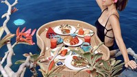Tinggal di Bali, tentunya Jennifer selalu sempatkan waktu untuk sarapan di kolam renang atau floating breakfast dengan aneka makanan sehat tentunya. Foto: Instagram @jenniferbachdim