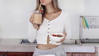 Smoothies hingga acai bowl jadi menu makanan kesukaan model cantik yang satu ini nih. Foto: Instagram @jenniferbachdim