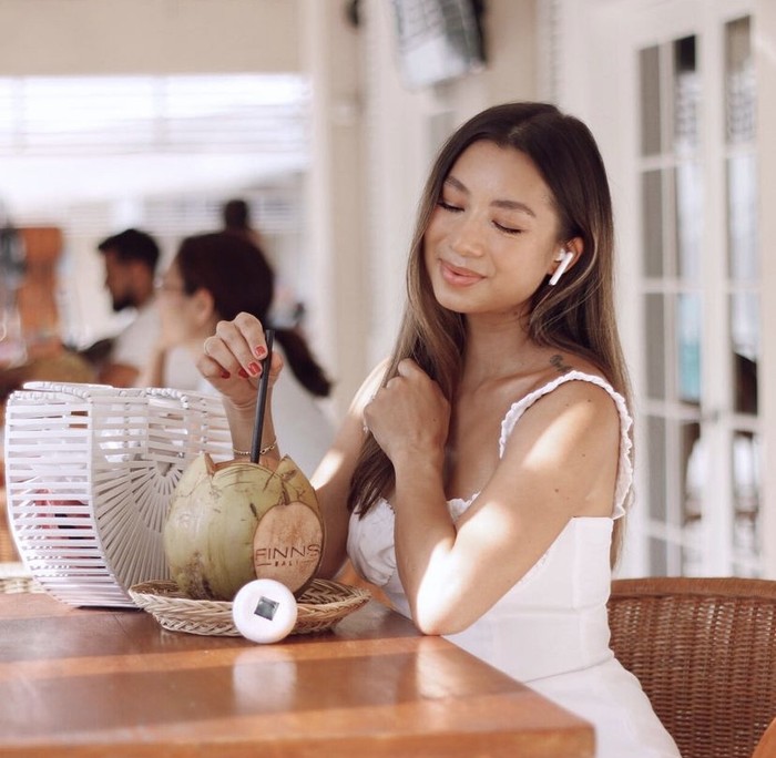 Tinggal di Bali, Jennifer Bachdim Jadi Penggemar Berat Es Kelapa Segar Tinggal di Bali, Jennifer Bachdim Jadi Penggemar Berat Es Kelapa Segar