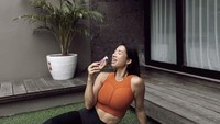  Terkenal sebagai model dan influencer yang kerap menerapkan gaya hidup sehatnya bersama keluarga. Jennifer Bachdim terpaksa menunda liburan dan pulang kampungnya ke Eropa karena COVID-19. Foto: Instagram @jenniferbachdim