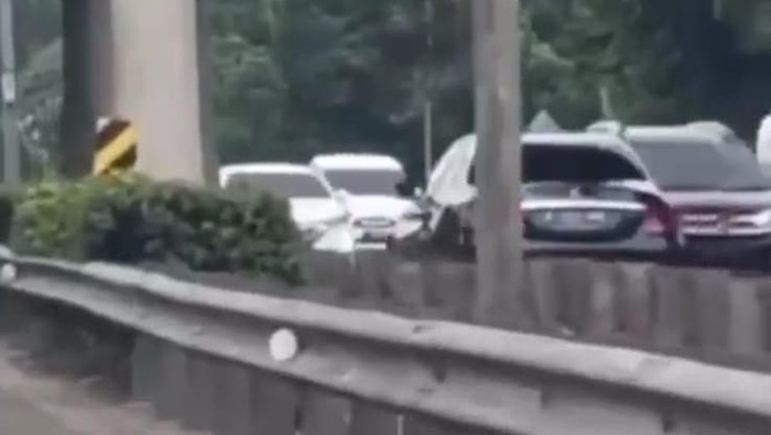 Viral mobil Mercy lawan arus di Tol JORR