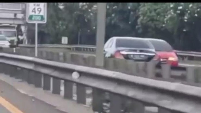Viral mobil Mercy lawan arus di Tol JORR Viral mobil Mercy lawan arus di Tol JORR