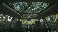 Dari dalam mobil pun, pengunjung bisa menikmati hijaunya Hutan De Djawatan.