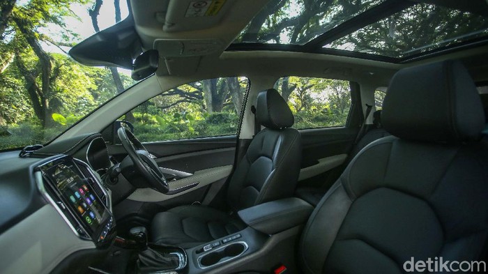 Hutan De Djawatan merupakan destinasi populer di Banyuwangi. Begini saat detikcom dalam Ekspedisi 3.000 Kilometer bersama Wuling menembus tengah Hutan De Djawatan.