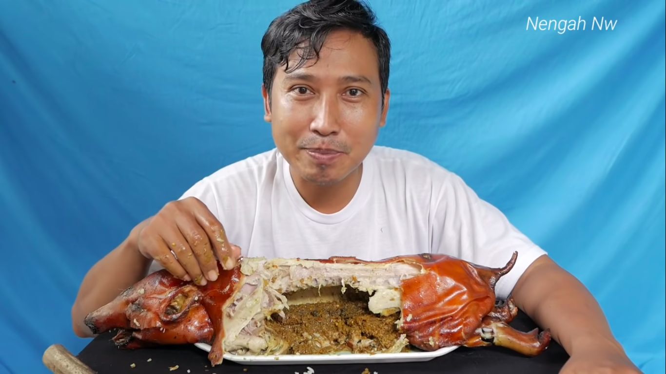 Wow! YouTuber Ini Mukbang Babi Guling Utuh seharga Rp 1.5 Juta