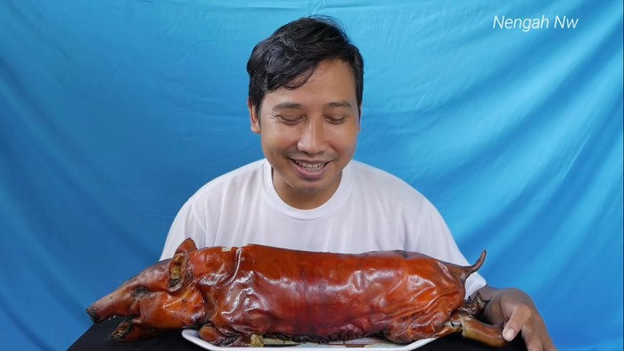 Youtuber mukbang babi guling utuh Wow! YouTuber Ini Mukbang Babi Guling Utuh seharga Rp 1.5 Juta