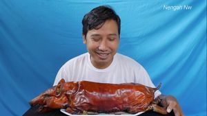 Wow! YouTuber Ini Mukbang Babi Guling Utuh seharga Rp 1.5 Juta