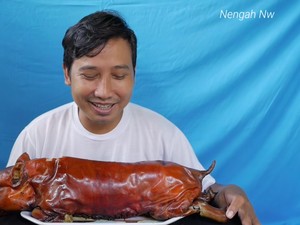 Wow! YouTuber Ini Mukbang Babi Guling Utuh seharga Rp 1.5 Juta