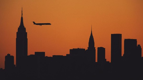 Pemerintah Amerika Serikat memutuskan untuk membatasi perjalanan dari 8 negara Afrika usai varian Omicron dideteksi pertama kali di Afrika Selatan. Pembatasan perjalanan ini ditujukan untuk Afrika Selatan, Botswana, Zimbabwe, Namibia, Lesotho, Eswatini, Mozambik serta Malawi dan mulai diberlakukan hari ini Senin (29/11/2021). Diketahui, hanya warga negara AS dan penduduk tetap yang masih dapat melakukan perjalanan dari delapan negara itu. Selain AS, ada Brasil, Kanada dan Guatemala yang juga membatasi perjalanan dari negara-negara Afrika tersebut. Getty Images/Jamie Squire. Pemerintah Amerika Serikat memutuskan untuk membatasi perjalanan dari 8 negara Afrika usai varian Omicron dideteksi pertama kali di Afrika Selatan. Pembatasan perjalanan ini ditujukan untuk Afrika Selatan, Botswana, Zimbabwe, Namibia, Lesotho, Eswatini, Mozambik serta Malawi dan mulai diberlakukan hari ini Senin (29/11/2021). Diketahui, hanya warga negara AS dan penduduk tetap yang masih dapat melakukan perjalanan dari delapan negara itu. Selain AS, ada Brasil, Kanada dan Guatemala yang juga membatasi perjalanan dari negara-negara Afrika tersebut. Getty Images/Jamie Squire.