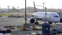  Pada Sabtu (27/11) lalu, Australia turun melarang sementara penerbangan dari 9 negara Afrika. Hal ini ditempuh untuk mencegah masuknya varian Omicron. Seperti diberitakan kantor berita AFP, Menteri Kesehatan Australia mengatakan warga non-Australia yang mengunjungi 9 negara (Afrika Selatan, Zimbabwe, Botswana, Eswatini, Lesotho, Mozambik, dan Namibia) dalam dua minggu terakhir juga akan dilarang masuk Australia. Warga negara dan penduduk tetap yang bepergian dari sembilan negara Afrika itu harus dikarantina selama 14 hari. AP Photo/Mark Baker.  