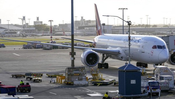Â Pada Sabtu (27/11) lalu, Australia turun melarang sementara penerbangan dari 9 negara Afrika. Hal ini ditempuh untuk mencegah masuknya varian Omicron. Seperti diberitakan kantor berita AFP, Menteri Kesehatan Australia mengatakan warga non-Australia yang mengunjungi 9 negara (Afrika Selatan, Zimbabwe, Botswana, Eswatini, Lesotho, Mozambik, dan Namibia) dalam dua minggu terakhir juga akan dilarang masuk Australia. Warga negara dan penduduk tetap yang bepergian dari sembilan negara Afrika itu harus dikarantina selama 14 hari. AP Photo/Mark Baker. Â Â Pada Sabtu (27/11) lalu, Australia turun melarang sementara penerbangan dari 9 negara Afrika. Hal ini ditempuh untuk mencegah masuknya varian Omicron. Seperti diberitakan kantor berita AFP, Menteri Kesehatan Australia mengatakan warga non-Australia yang mengunjungi 9 negara (Afrika Selatan, Zimbabwe, Botswana, Eswatini, Lesotho, Mozambik, dan Namibia) dalam dua minggu terakhir juga akan dilarang masuk Australia. Warga negara dan penduduk tetap yang bepergian dari sembilan negara Afrika itu harus dikarantina selama 14 hari. AP Photo/Mark Baker. Â