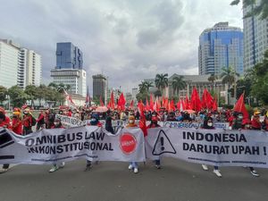 Buruh Tiba di Patung Kuda, Lalin Arah Istana Ditutup Kawat Berduri
