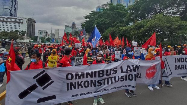 Aksi demo buruh terkait upah minimum di Patung Kuda, Jakarta Pusat, Senin (29/11/2021).
