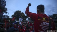 Massa menyampaikan aspirasi soal upah layak.