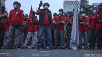 Nining menilai pemerintah tidak memperhatikan hal tersebut. Menurutnya, sikap pemerintah yang hanya melihat inflasi dalam penentuan upah dinilai kurang tepat.