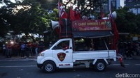 Massa menuntut pencabutan Omnibus Law serta meminta kenaikan upah kerja.