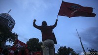 Untuk diketahui, massa Gebrak aksi unjuk rasa yang dilakukan di Patung Kuda, Jakarta Pusat hari ini merupakan gabungan dari berbagai serikat, yakni KASBI, KPBI, SGBN, LMN-DN, KPA, LBHJak, Sindikasi, Sempro, dan KPR.