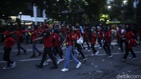 Aksi ini berlangsung lancar, massa pun bubar dengan damai.