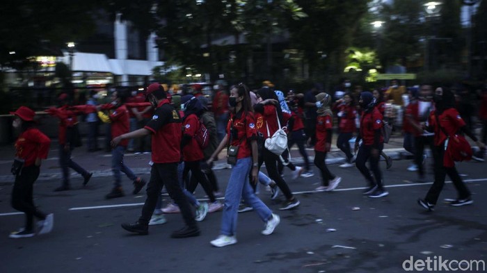 Massa buruh dan mahasiswa berdemonstrasi di kawasan Patung Kuda, Jakarta Pusat, soal upah layak. Aksi ini berlangsung lancar, massa pun bubar.