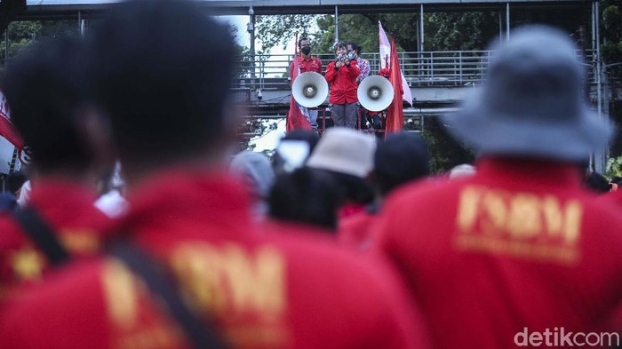 Massa buruh dan mahasiswa berdemonstrasi di kawasan Patung Kuda, Jakarta Pusat, soal upah layak. Aksi ini berlangsung lancar, massa pun bubar.